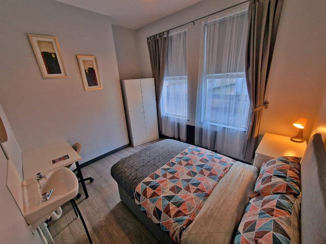 Large Spacious Double 10 Min Walk to Queens  Main Photo