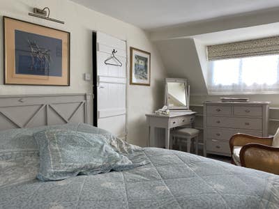 Self contained top floor flat for single use Main Photo