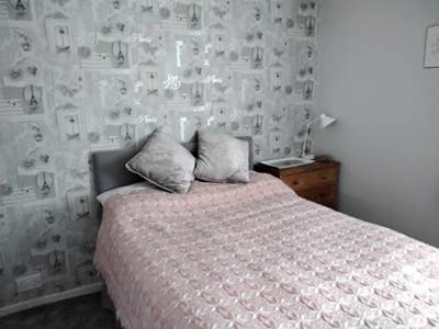 Monday to Friday let.  Double bedroom Main Photo