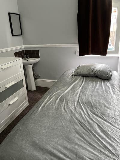 Medium sized room in excellent location  Main Photo