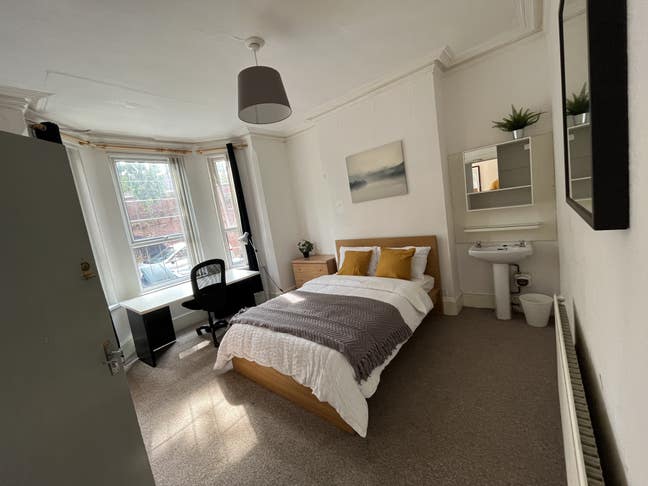 Super central location spacious room ample storage Main Photo