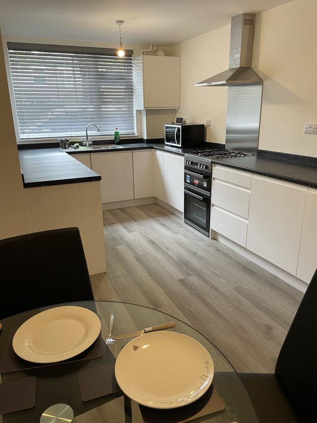 * Sharing with ONLY 4 people! Newly refurbished * Main Photo