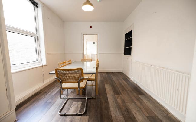 Bright Double Room- Greenbank Ave Main Photo