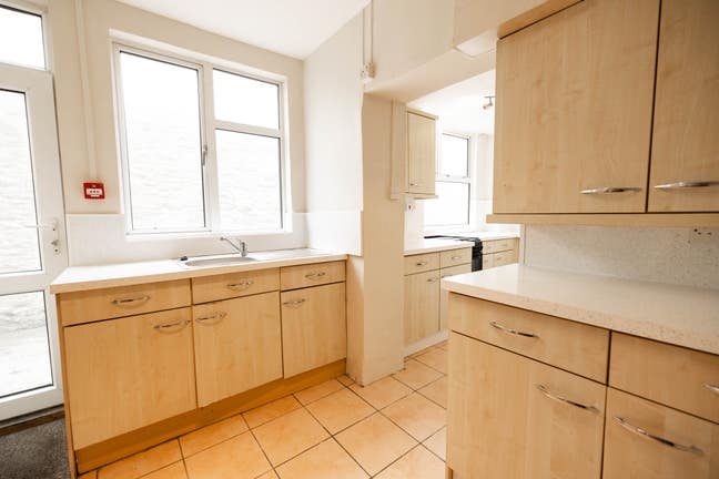 Bright Double Room- Greenbank Ave Main Photo