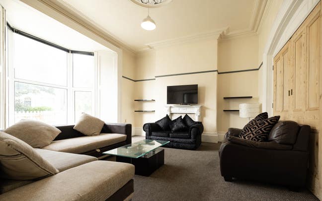 Bright Double Room- Greenbank Ave Main Photo