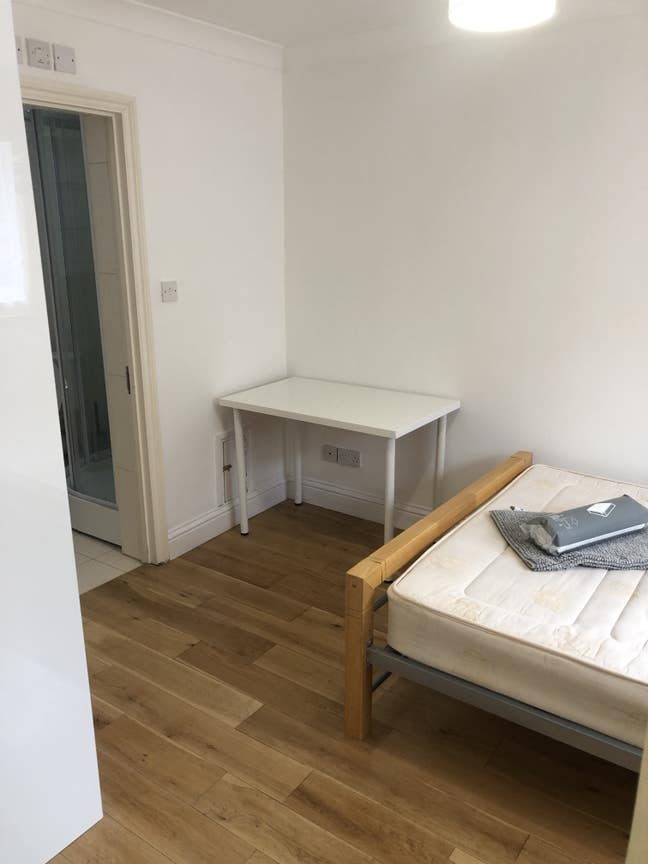 Ensuite Room in  a quite shared house £900pcm Main Photo