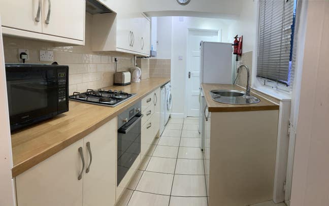 Double bed room in a shared house Main Photo