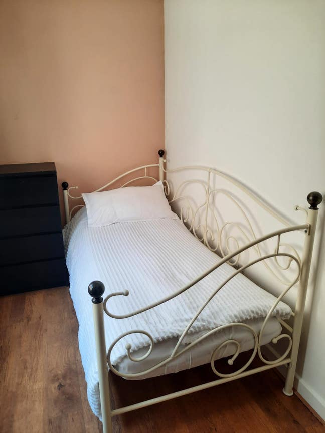 Room in CB2 available Main Photo