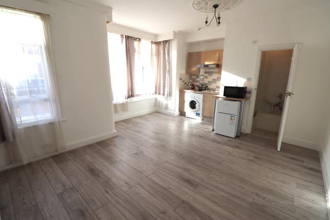 Large ground floor studio in Acton Main Photo