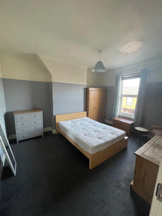 Spacious double room available for rent Main Photo