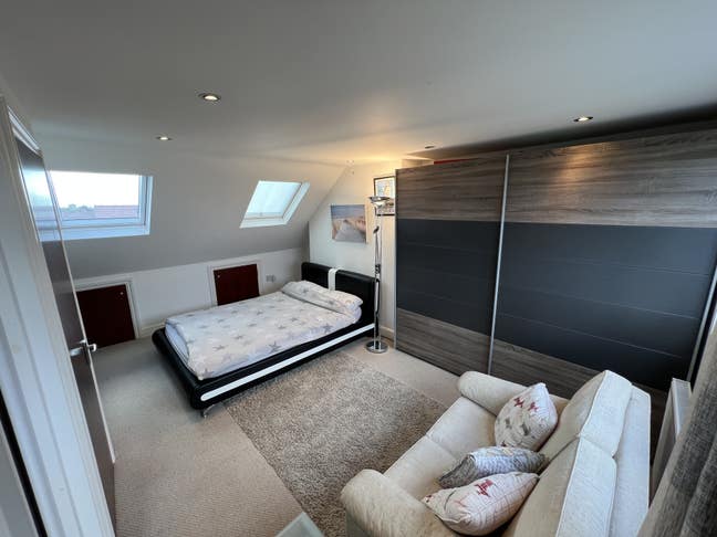 Large double bedroom with bright en-suite  Main Photo