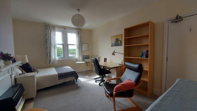 Large Room in Outstanding House Main Photo