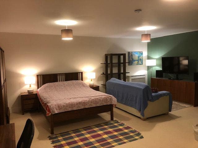 Large double en-suite in quiet and secure property Main Photo