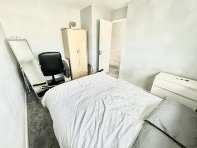 Double room to rent in friendly house Main Photo