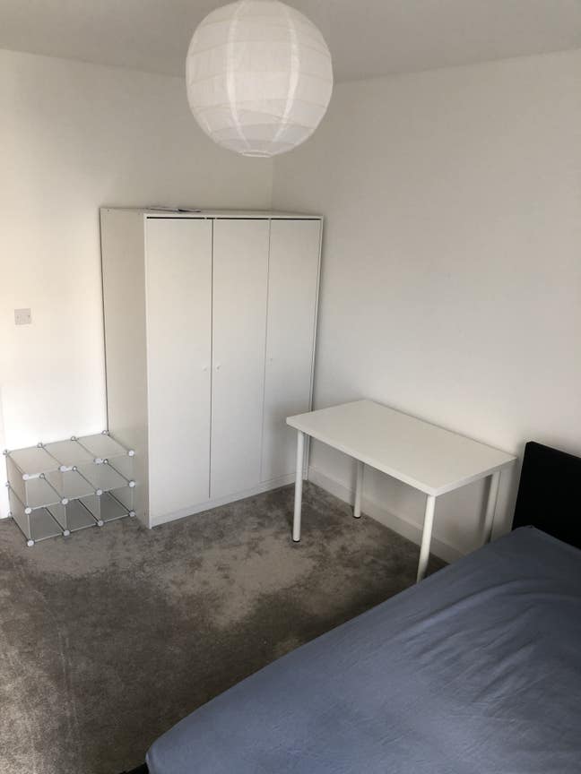 Spacious double room in a new build flat Main Photo