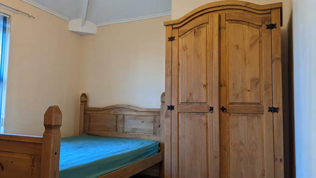 Cozy Bedroom Near Hospital Available Now! Main Photo