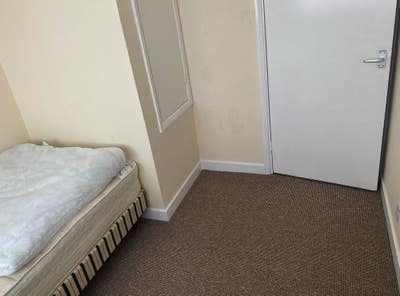 Single room with built in wardrobe Main Photo