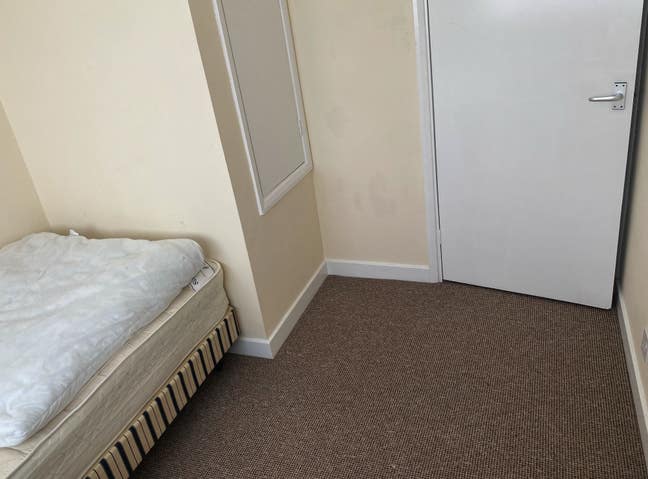 Single room with built in wardrobe Main Photo
