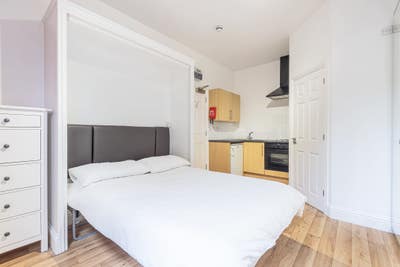 Smart Studio Apartment walk in to city Main Photo