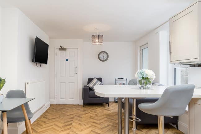 💯Furzehill Road - Outstanding Property💯 Main Photo