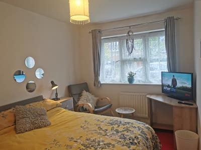 Large Double room available in 3 bed house Main Photo
