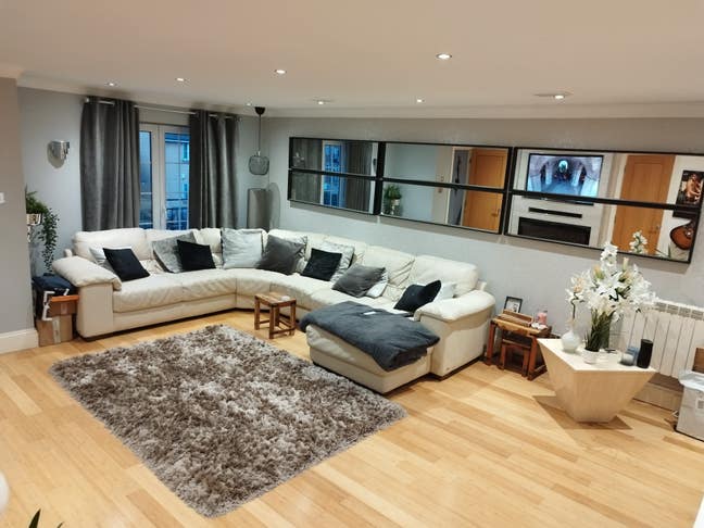 Double Bedroom with Walk in wardrobe and En-suite Main Photo