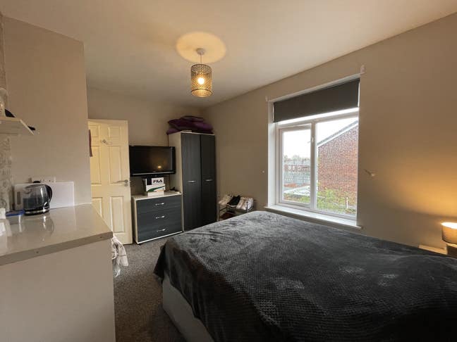 Studio-Style Double En-Suite Room w/ Kitchenette Main Photo