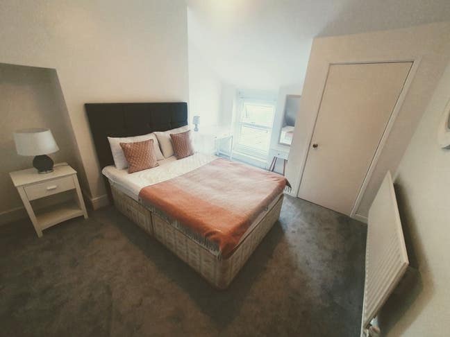 Room central Uplands QUIET house bills included  Main Photo