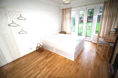 Spacious garden room in Kenton Main Photo