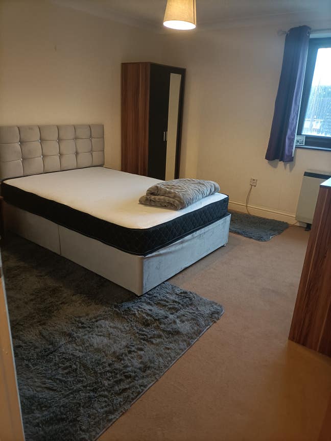 Room to rent in a large flat  Main Photo