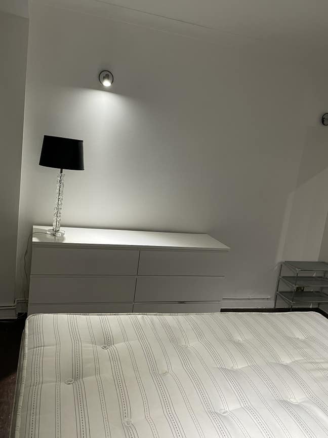 1 Bedroom Superkingsize Bed LARGE room. Main Photo