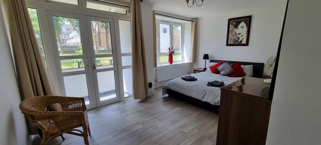 Large Bedroom for short stay in 2 bedroom flat Main Photo