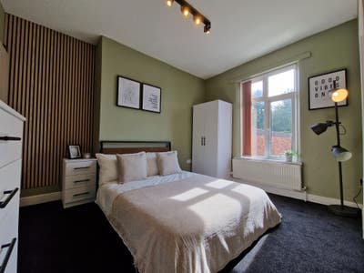 Pound Rd | Executive OFF SUITE Studio Room Main Photo