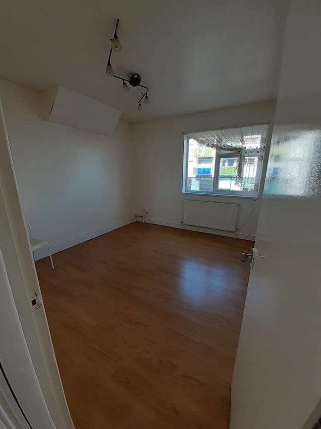 Double Bedroom next to the station  Main Photo