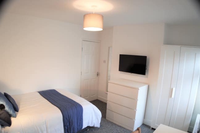 Ensuite Dbl Room - Walk to Oracle/Town/Station/RBH Main Photo