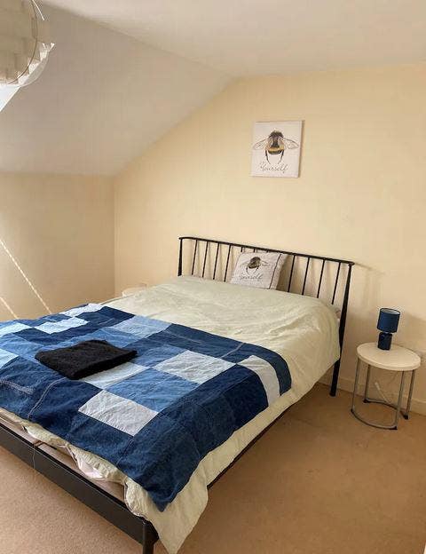 Large DBL Room w/Private Bathroom Main Photo