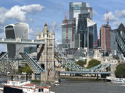 Amazing location next to the river and city Zone 1 Main Photo