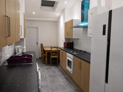 Furnished room close to hospital and Uni Main Photo
