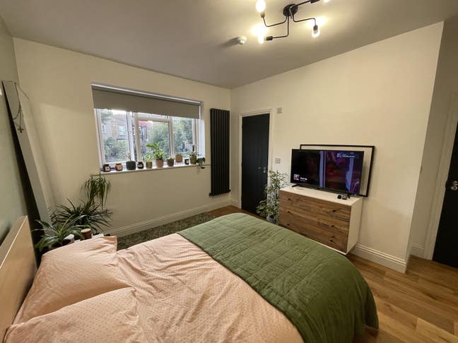 Large Double Ensuite Bedroom in Forest Hill (Zone  Main Photo
