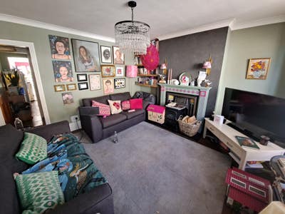 Spacious double room in lovely family home  Main Photo