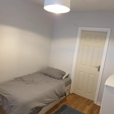 Ensuite Single room in professional family house  Main Photo