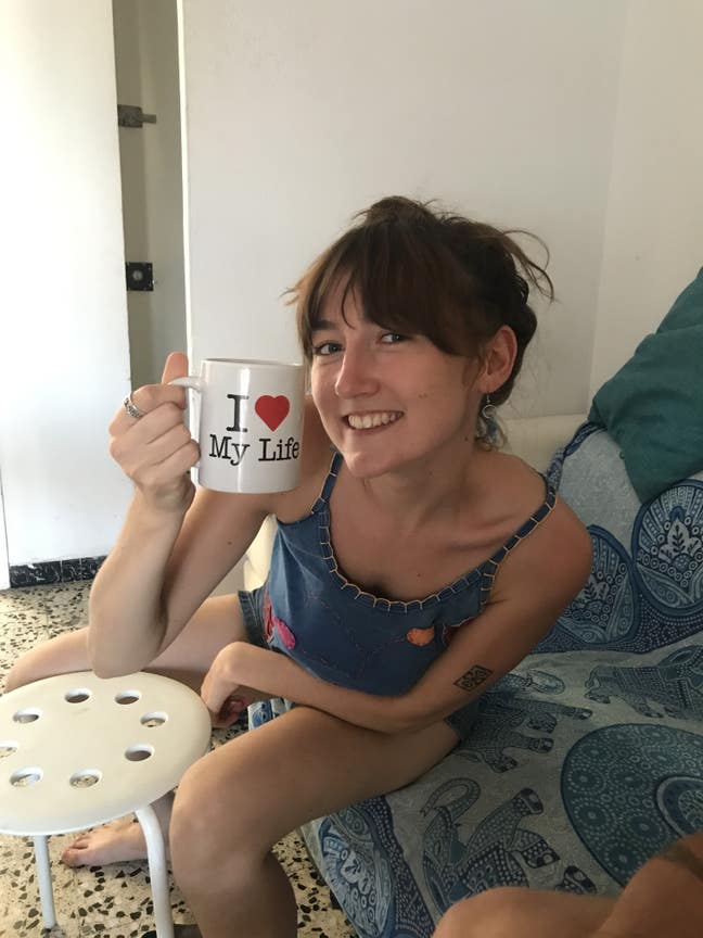 Looking for a room please :) Main Photo