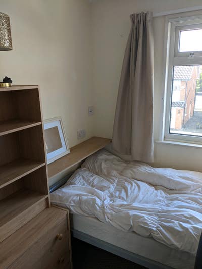 Single Room in spacious semi detached house Main Photo