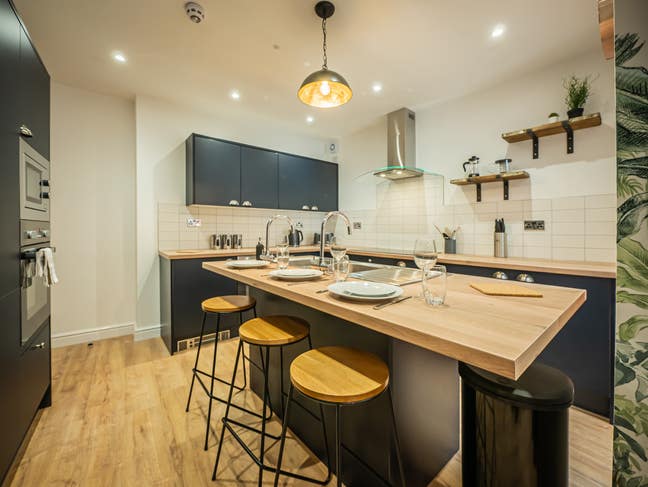 ** NEW Modern Luxury En Suite -All Bills Included! Main Photo