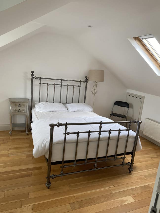Attractive, clean contemporary room with storage Main Photo