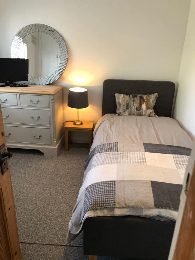 Lovely Single Room  Main Photo