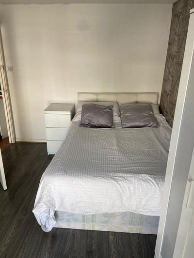 Amazingly clean and furnished large double room Main Photo