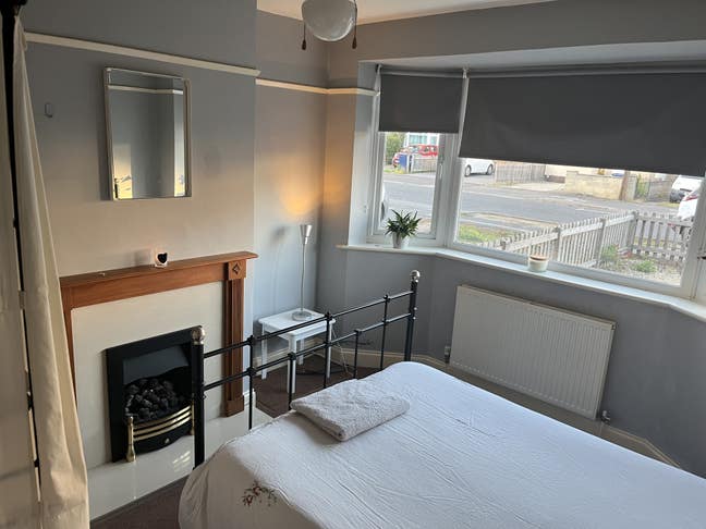 Light and airy double room in a peaceful household Main Photo