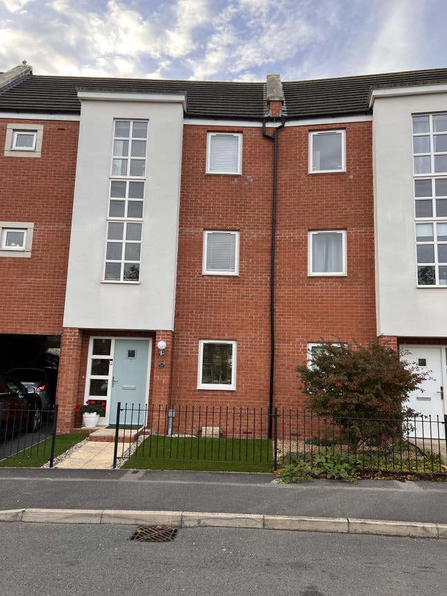 Lovely clean home for professional  Main Photo
