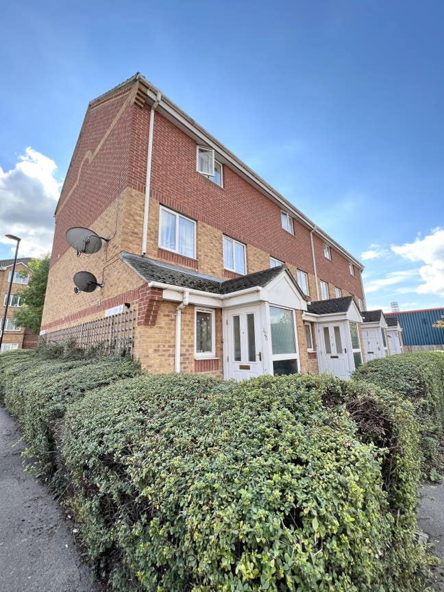 One bedroom Flat on Franklin Way in Croydon Main Photo
